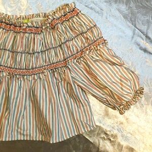 Crop / Off Shoulder Gianni Bini shirt